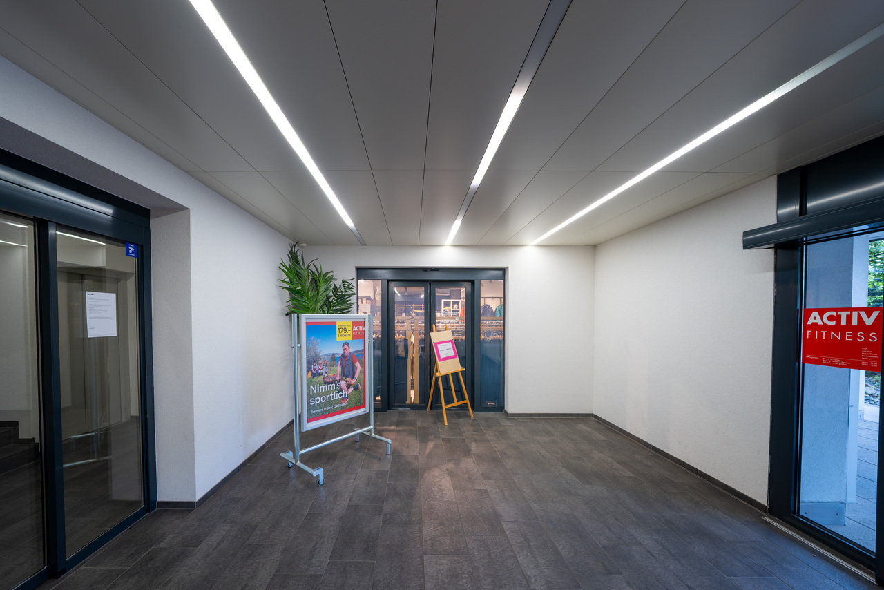 637m² shop