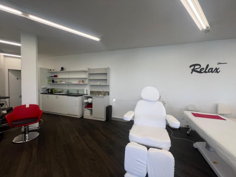 254m² shop
