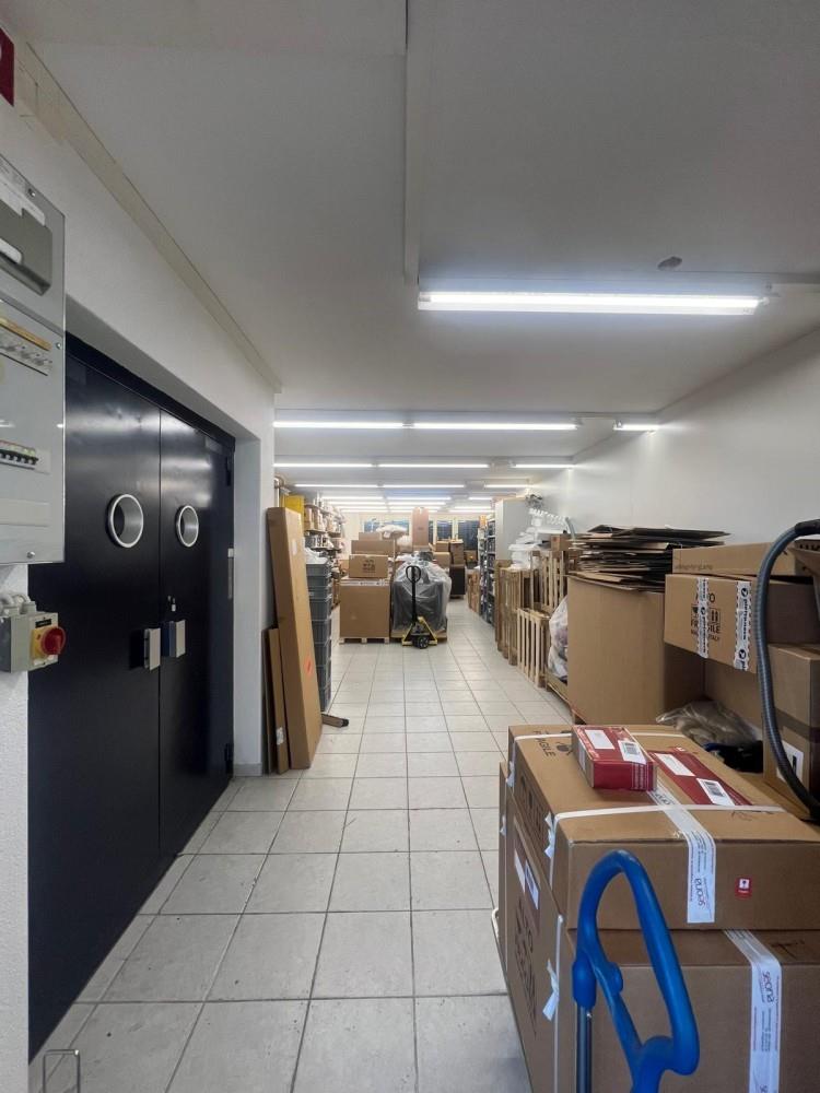 254m² shop