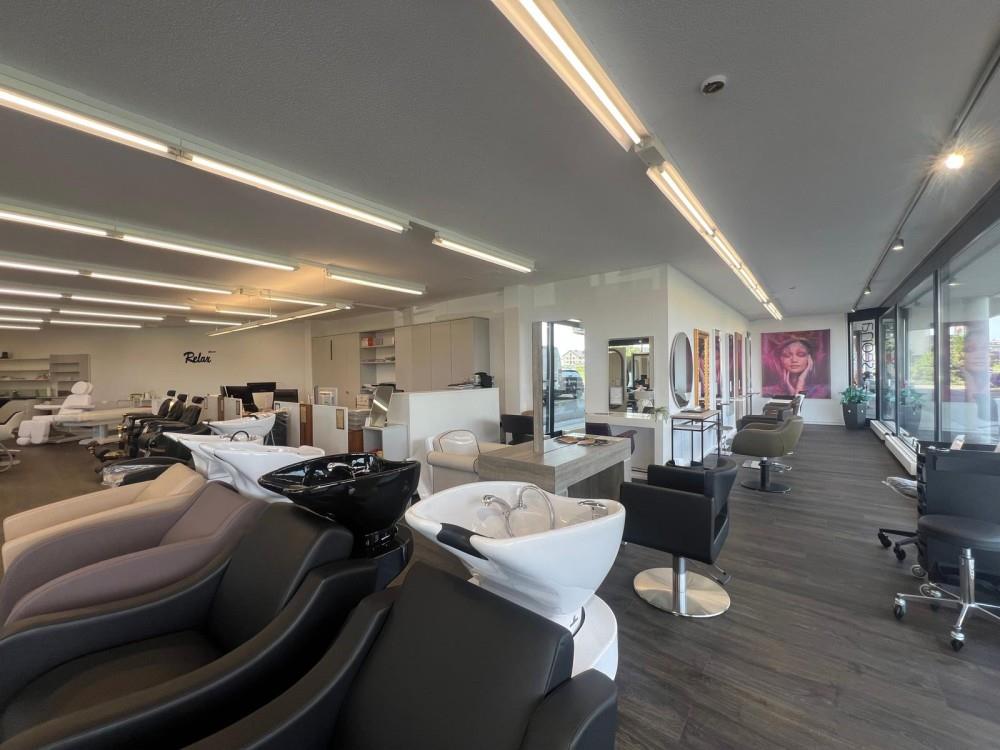 254m² shop