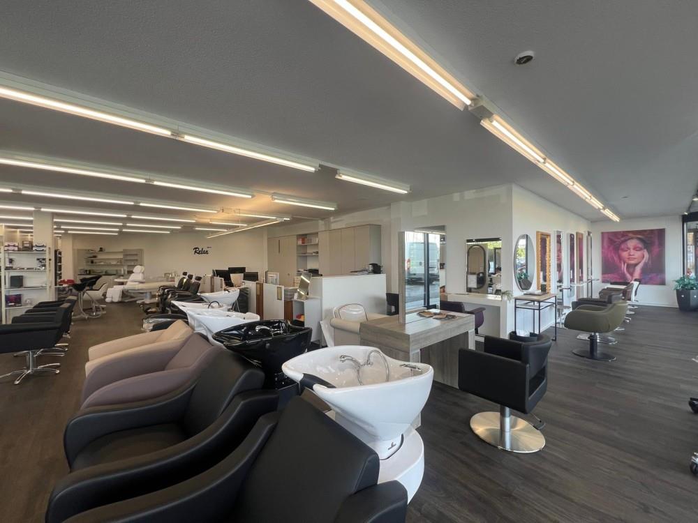 254m² shop