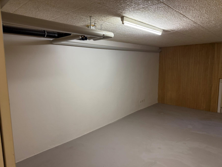 Selon accord, nous louons cet espace de bricolage / de stockage à la Dornacherstrasse 165, Basel.
La pièce se caractérise par les éléments suivants :
- env. 21m2 de surface
- 210 mtl. loyer par mois incl. charges
- raccordement électrique disponible
- pas de raccordement d'eau disponible
Si vous