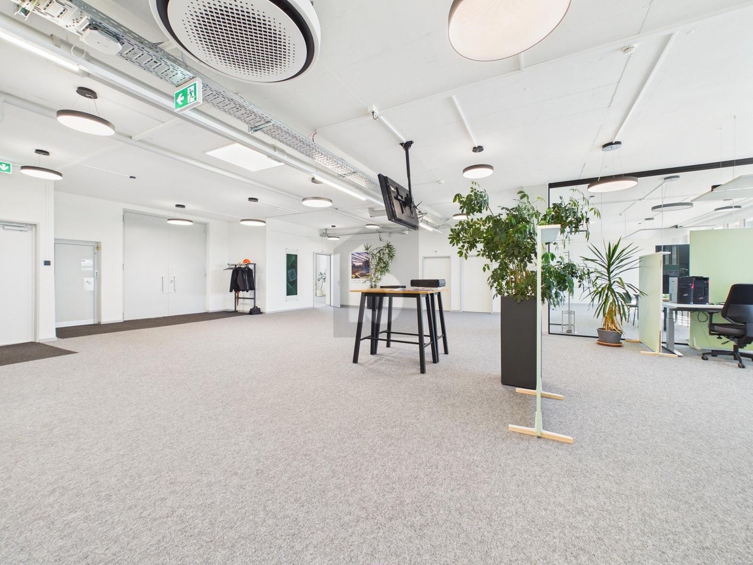 950m² office
