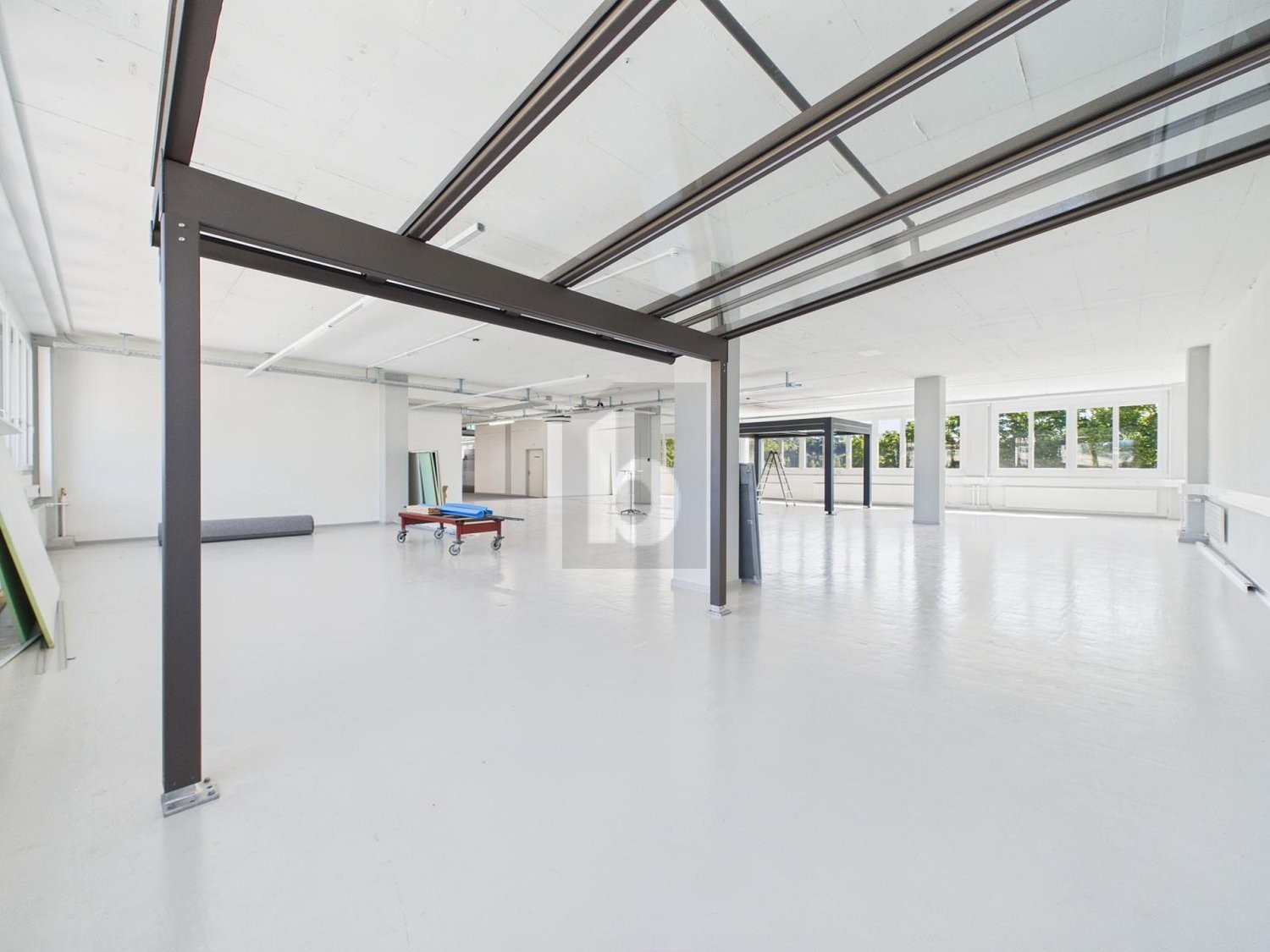 950m² office