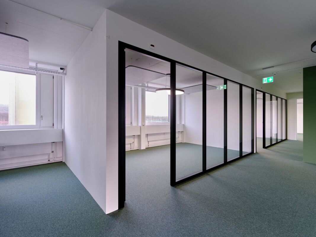 699m² office