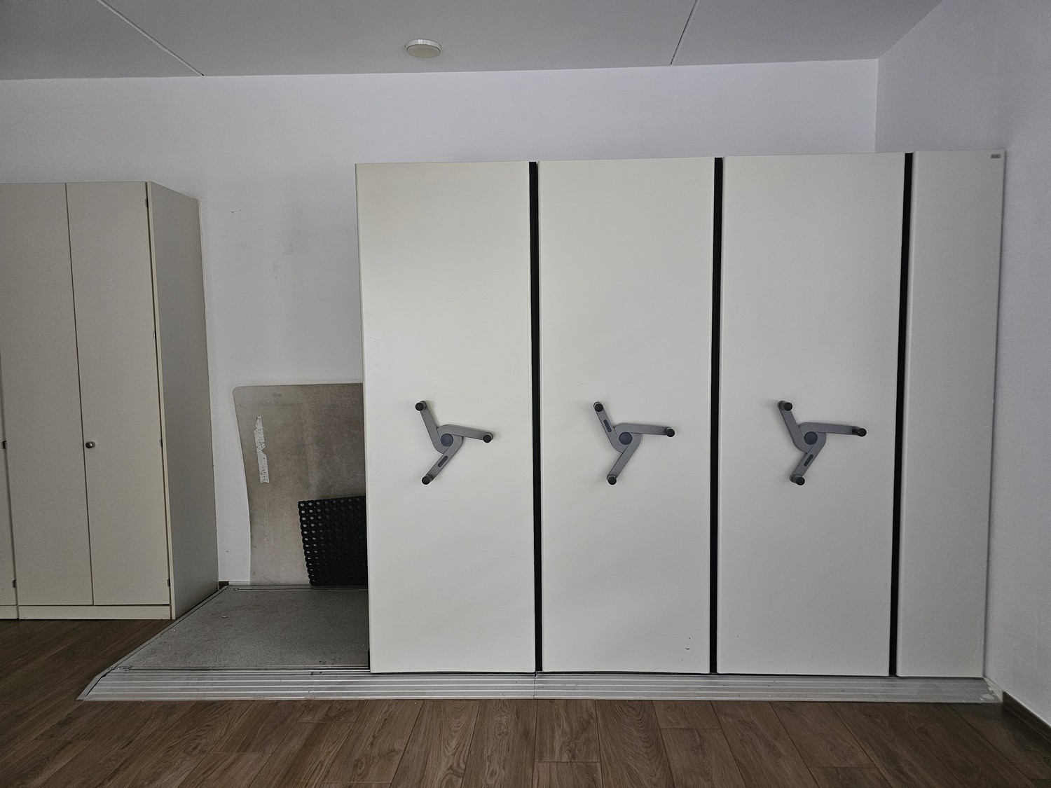 60m² office