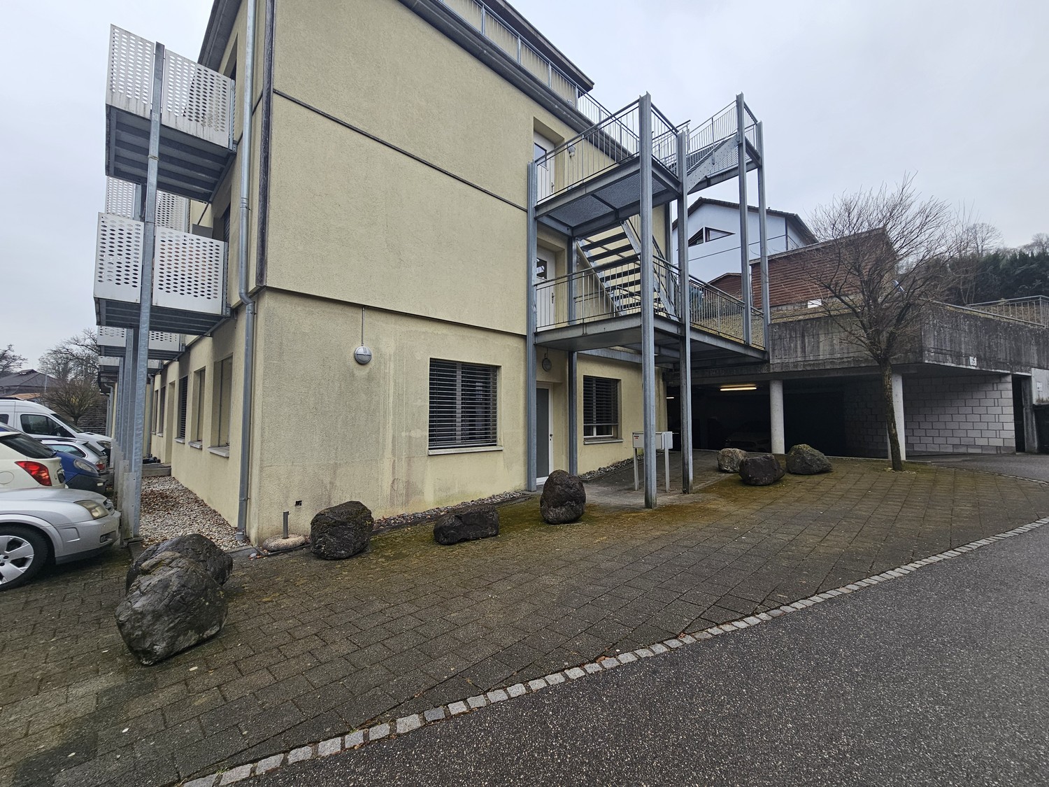 60m² office