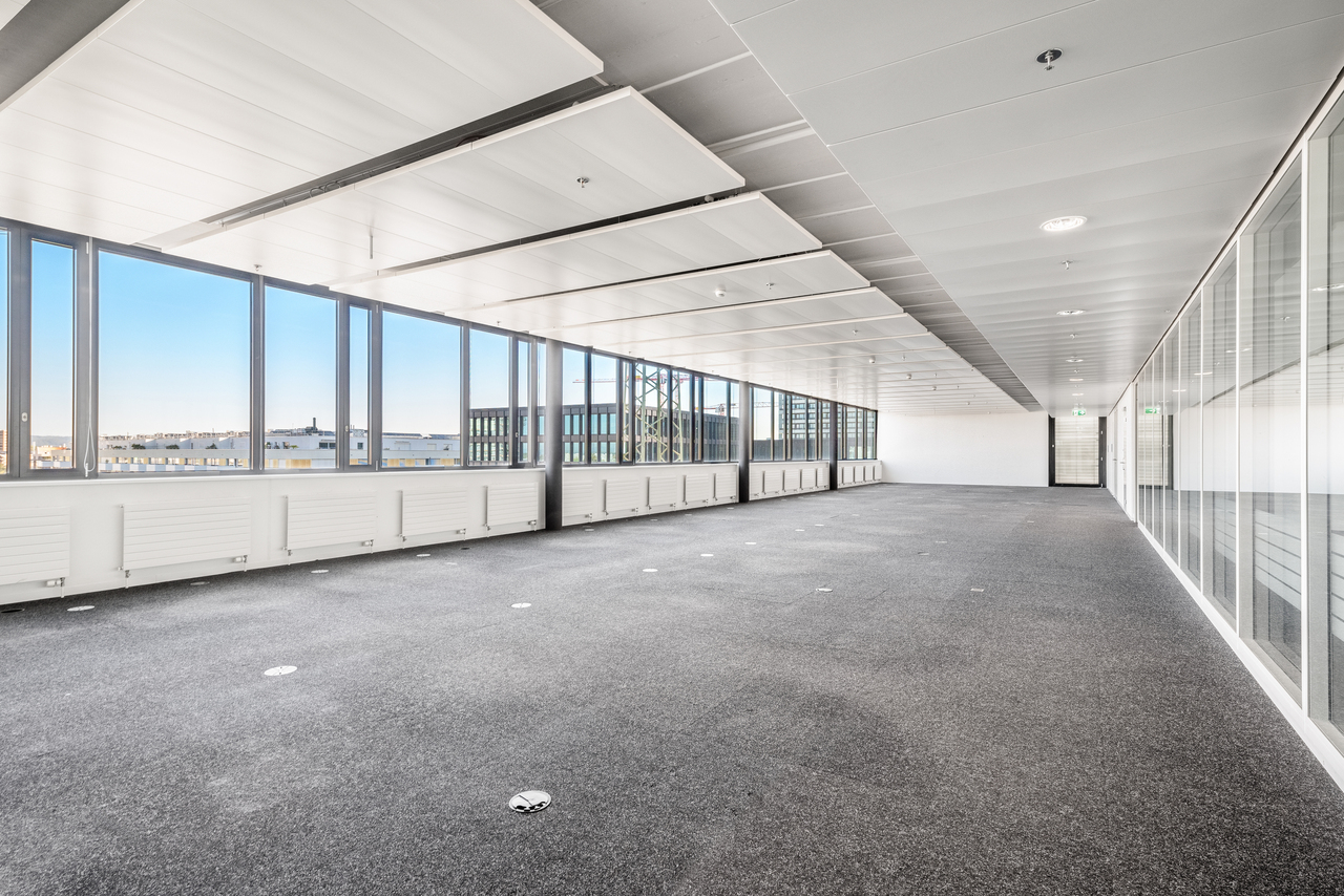 1470m² office
