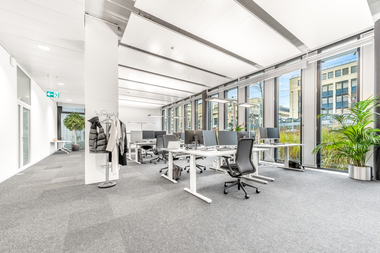 1470m² office