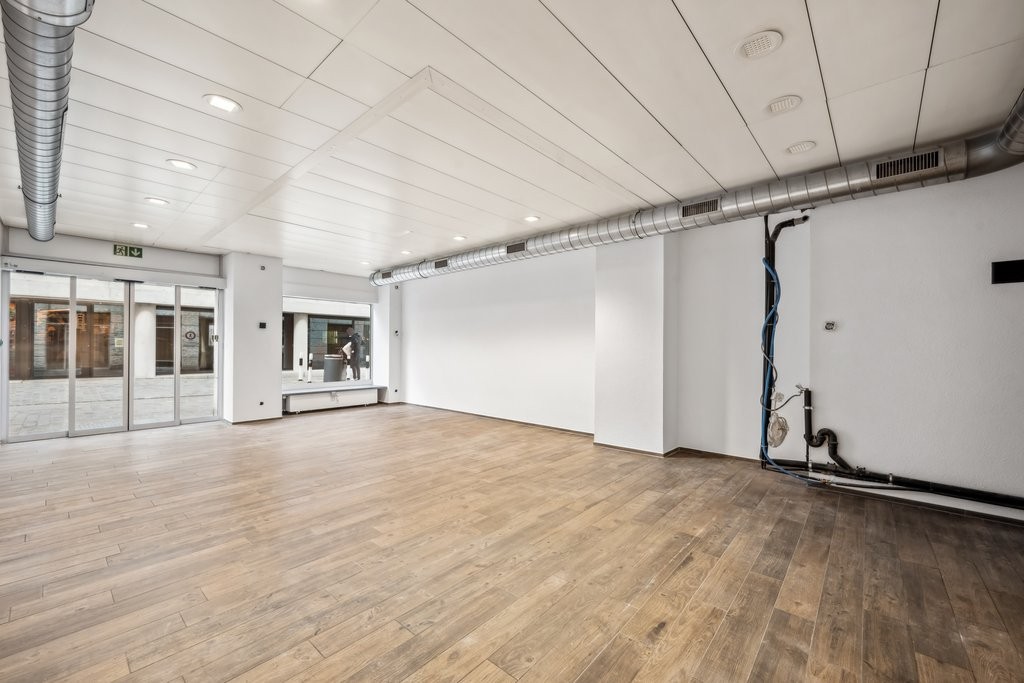 65m² shop