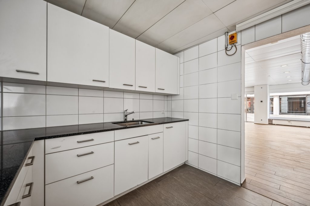 65m² shop