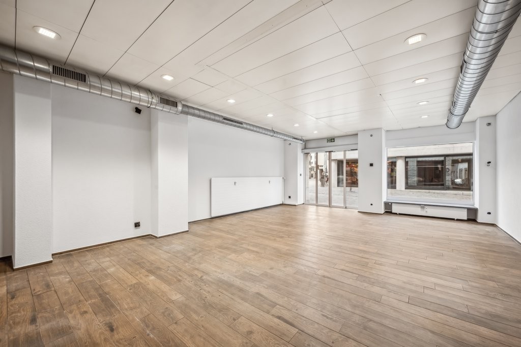 65m² shop