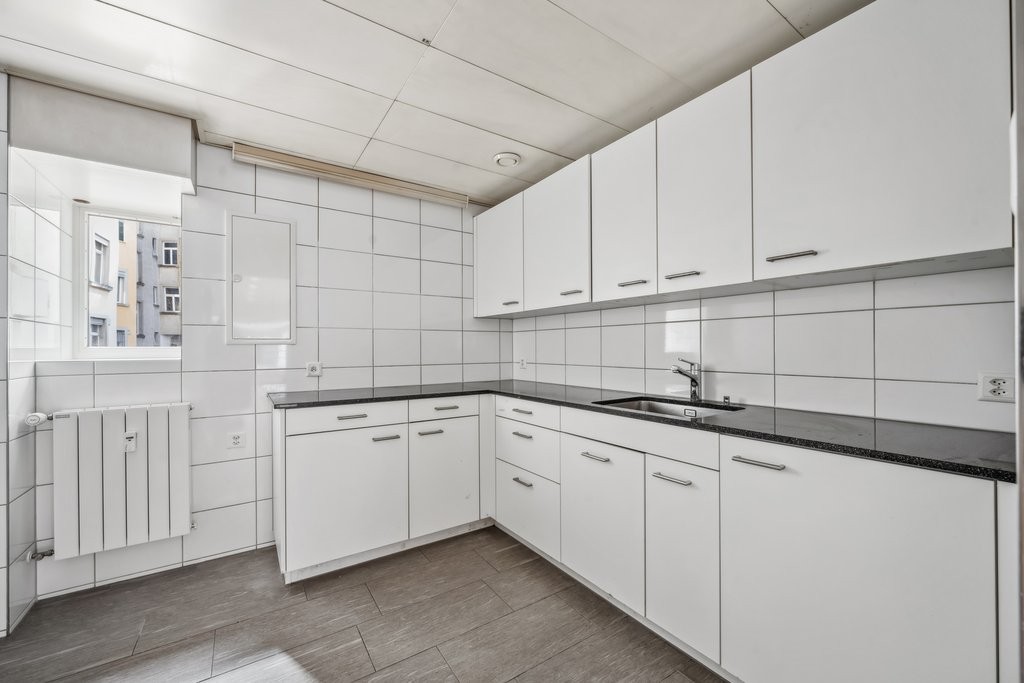 65m² shop