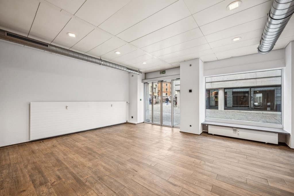 65m² shop