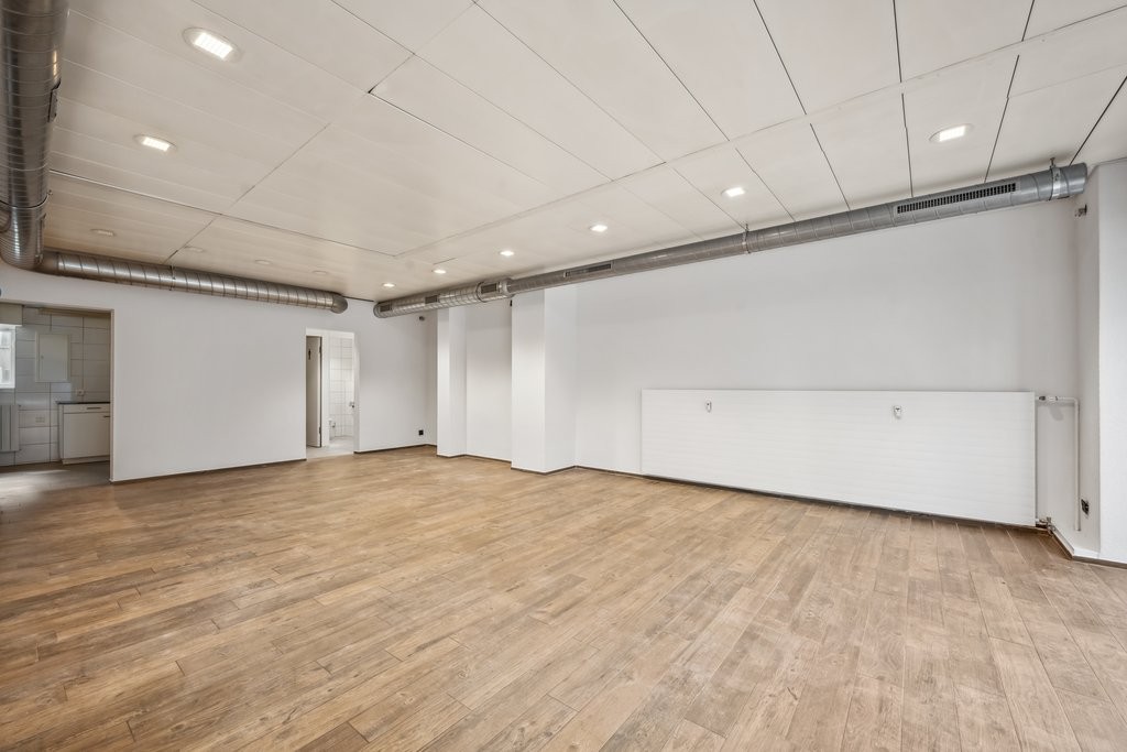 65m² shop