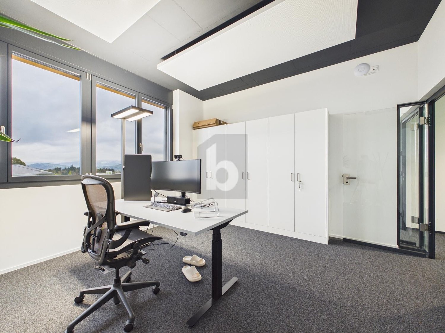 243m² bureau, photo 1 sur 4