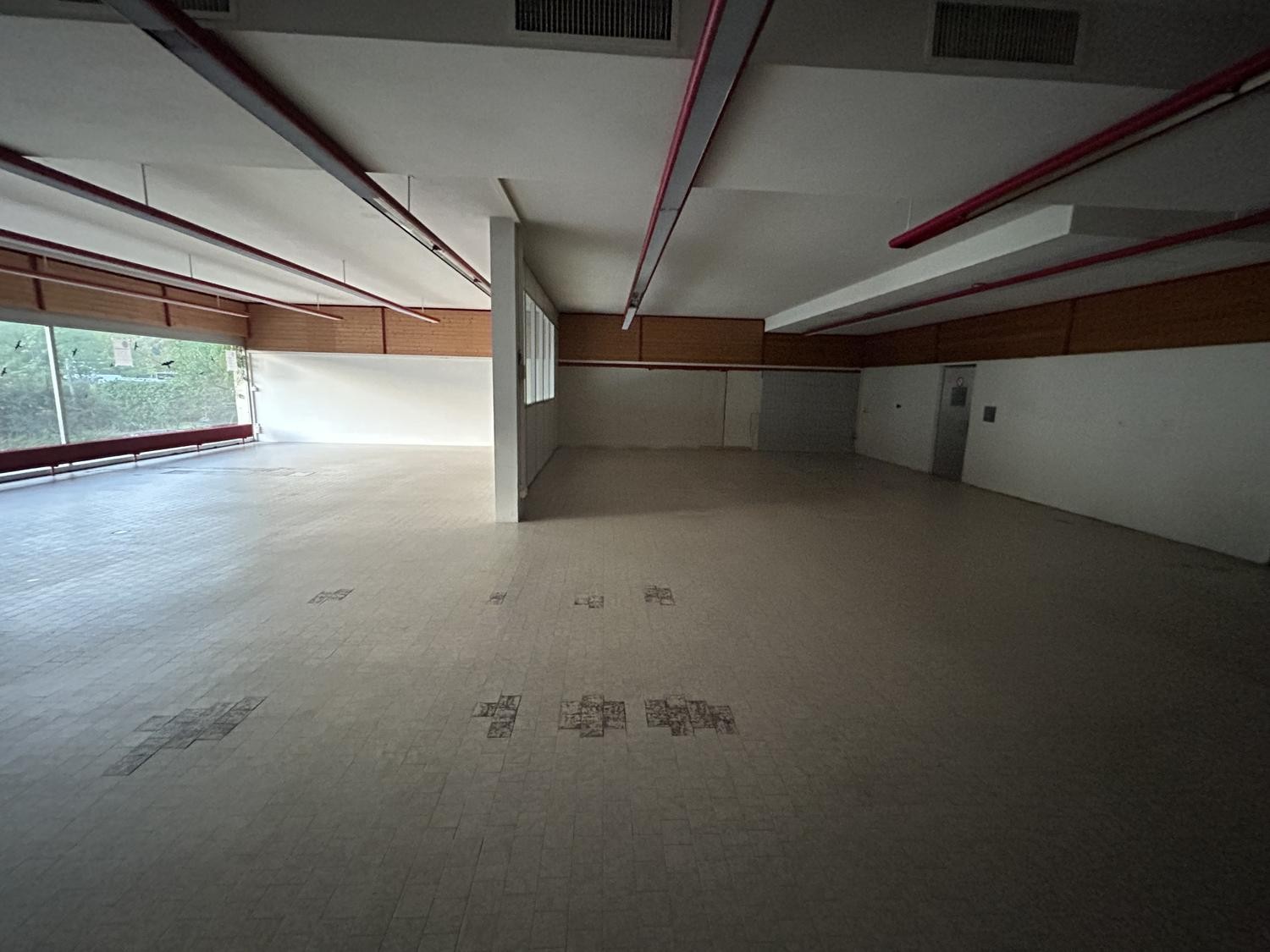 420m² commercial, photo 2 sur 3