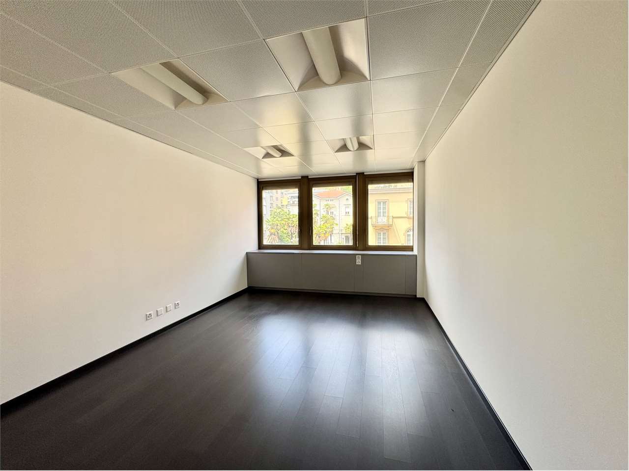 Büro","description":"In privilegierter Lage in Paradiso vermieten wir ein modernes und elegantes 3-Zimmer-Büro, das einen angenehmen Teilblick auf den See bietet und vollständig klimatisiert ist.

Die Immobilie befindet sich nur wenige Schritte vom Luganersee entfernt und ist lediglich 10 Gehminuten