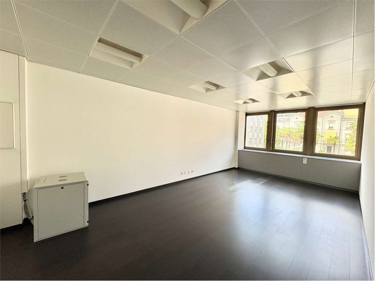 Büro","description":"In privilegierter Lage in Paradiso vermieten wir ein modernes und elegantes 3-Zimmer-Büro, das einen angenehmen Teilblick auf den See bietet und vollständig klimatisiert ist.

Die Immobilie befindet sich nur wenige Schritte vom Luganersee entfernt und ist lediglich 10 Gehminuten
