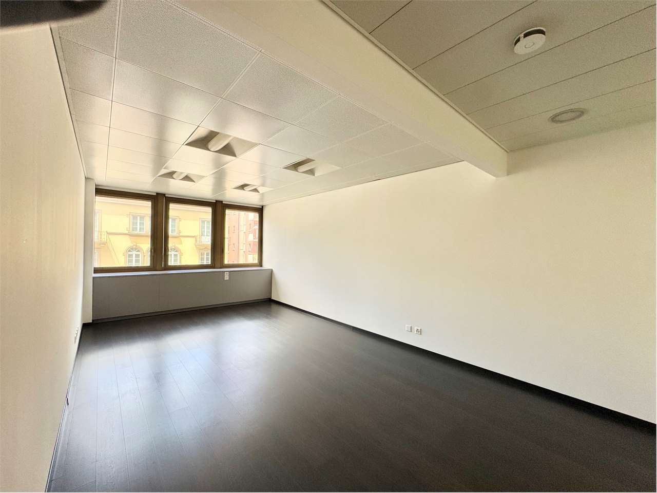 Büro","description":"In privilegierter Lage in Paradiso vermieten wir ein modernes und elegantes 3-Zimmer-Büro, das einen angenehmen Teilblick auf den See bietet und vollständig klimatisiert ist.

Die Immobilie befindet sich nur wenige Schritte vom Luganersee entfernt und ist lediglich 10 Gehminuten