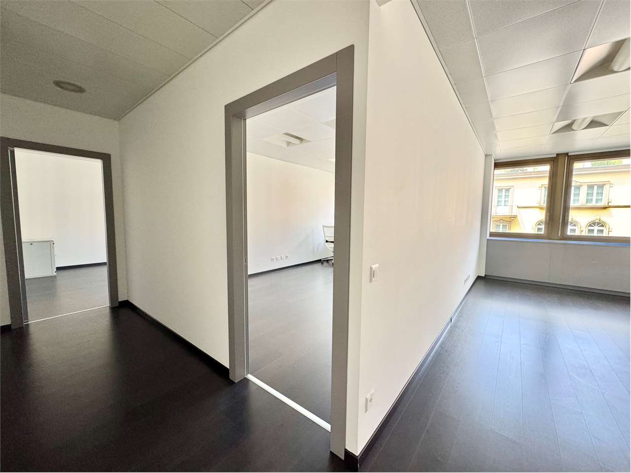 Büro","description":"In privilegierter Lage in Paradiso vermieten wir ein modernes und elegantes 3-Zimmer-Büro, das einen angenehmen Teilblick auf den See bietet und vollständig klimatisiert ist.

Die Immobilie befindet sich nur wenige Schritte vom Luganersee entfernt und ist lediglich 10 Gehminuten