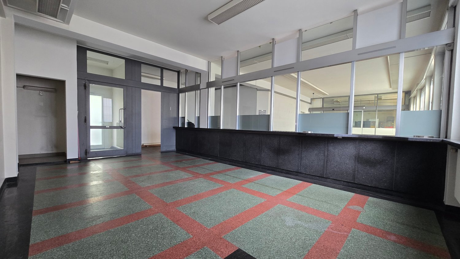 190m² commerciale, foto 3 di 10