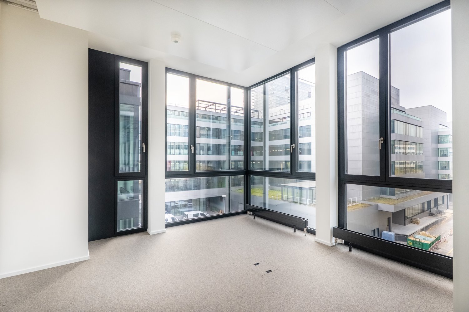 327m² office