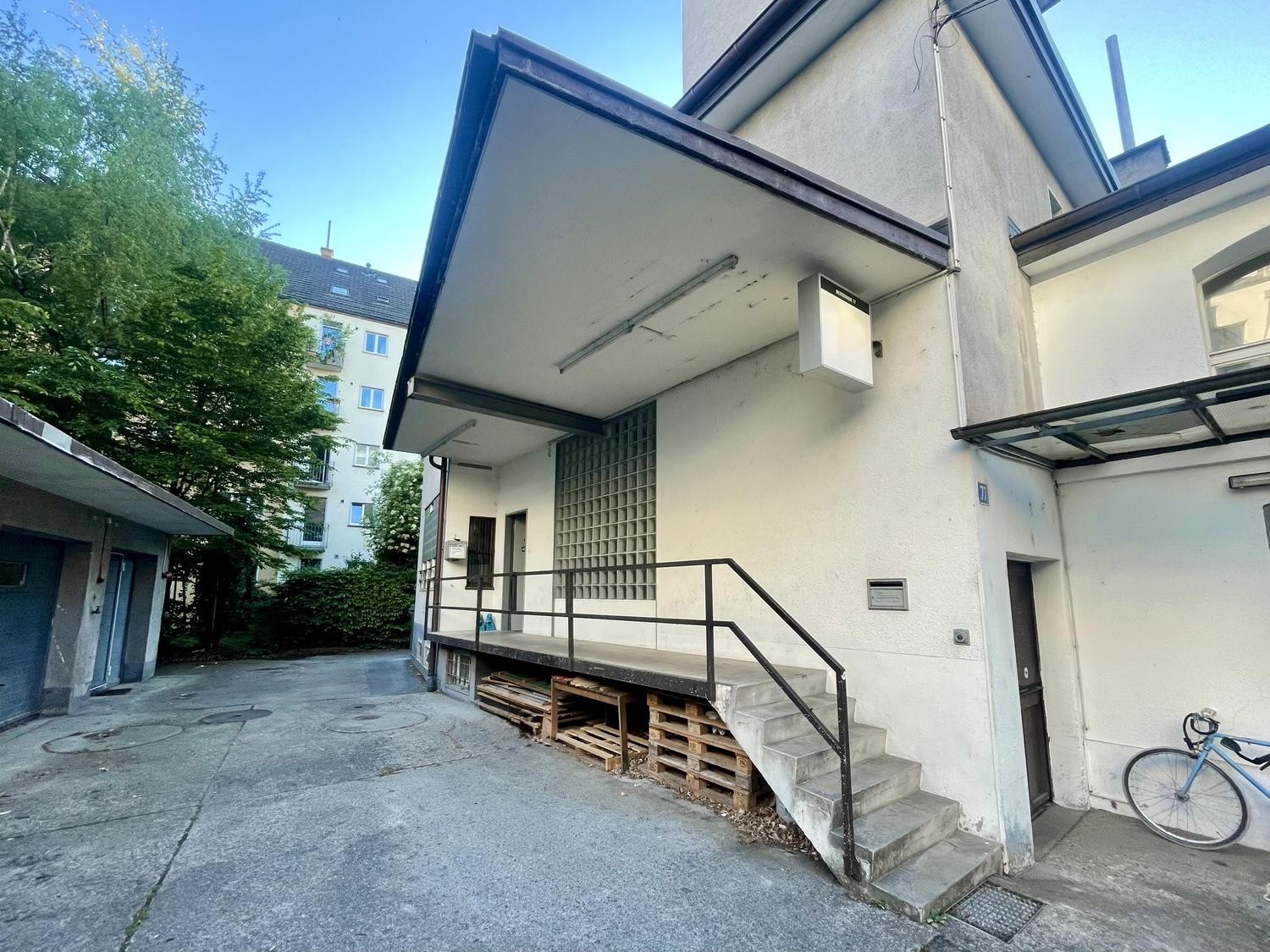 68m² office