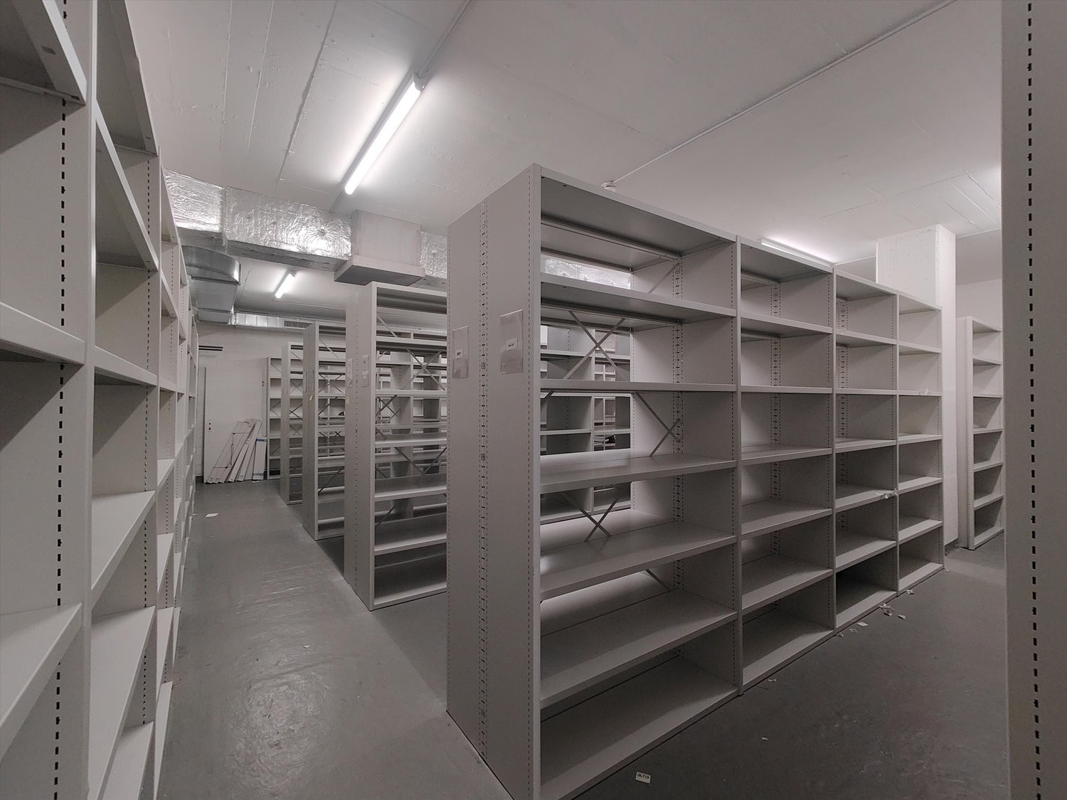 125m² storage room
