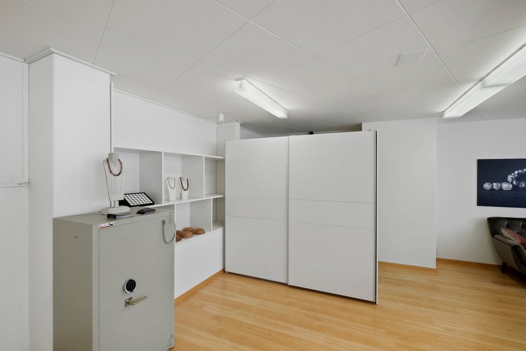 79m² office