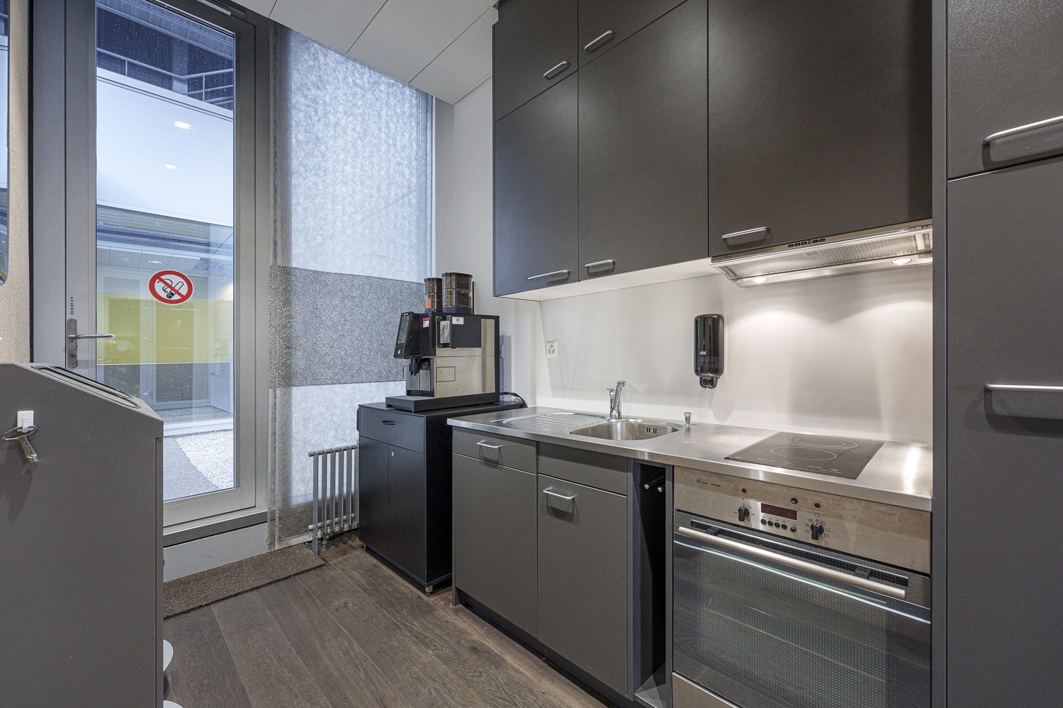 596-596m² office