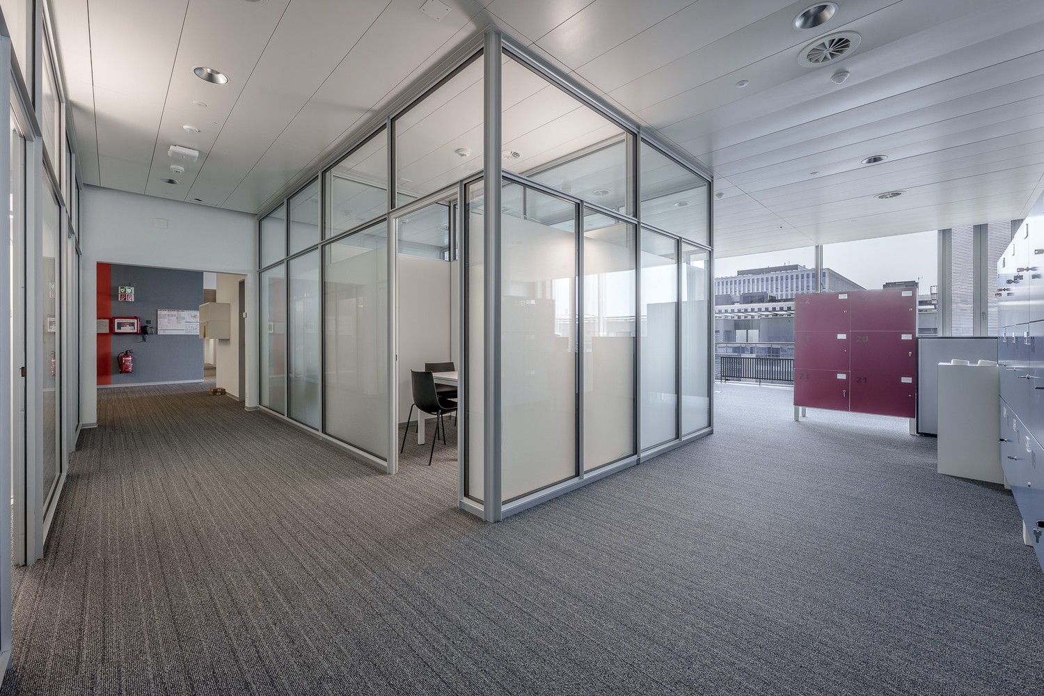 596-596m² office