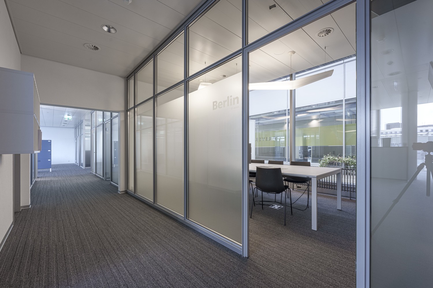 596-596m² office