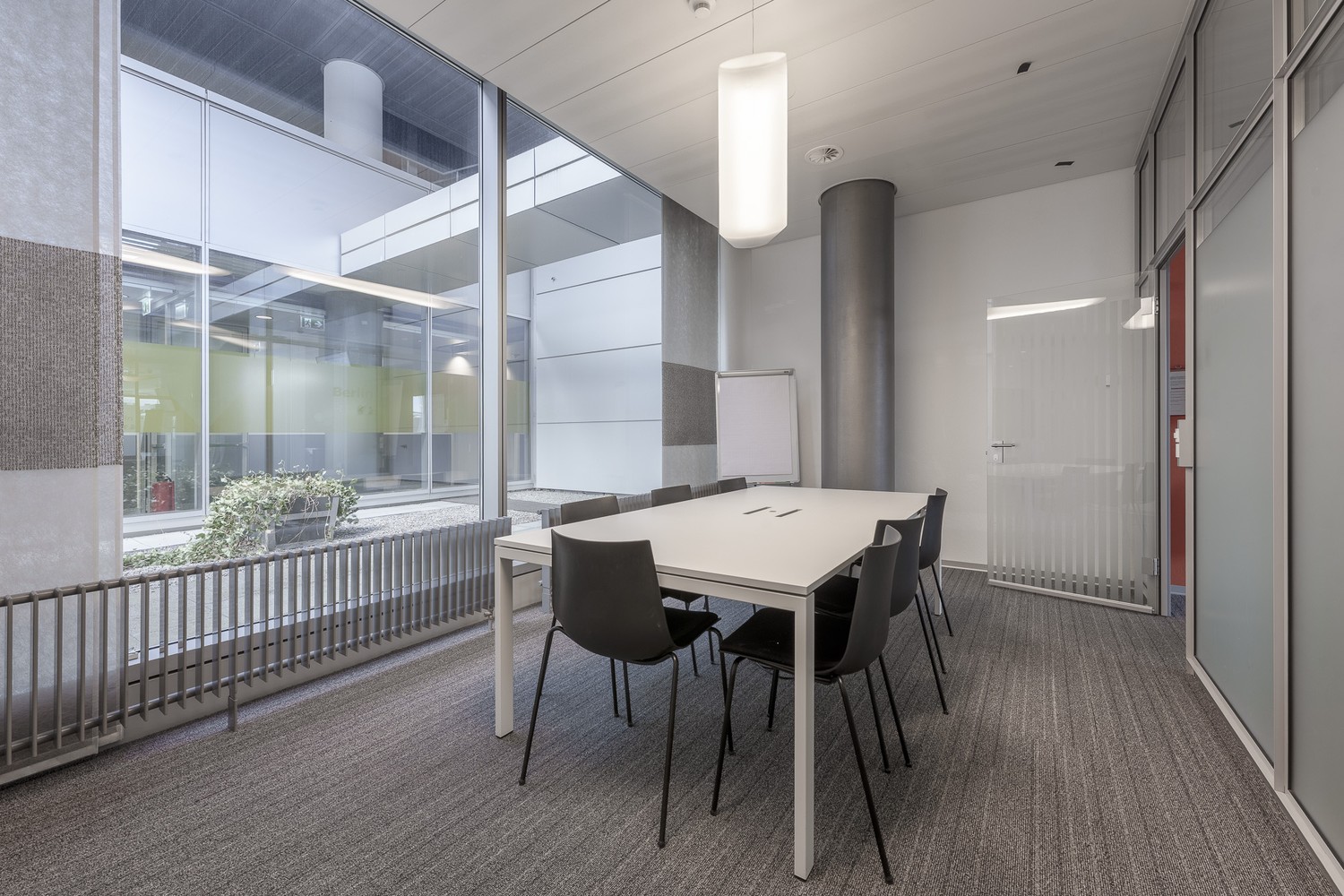 596-596m² office