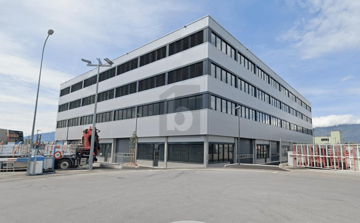 211m² office