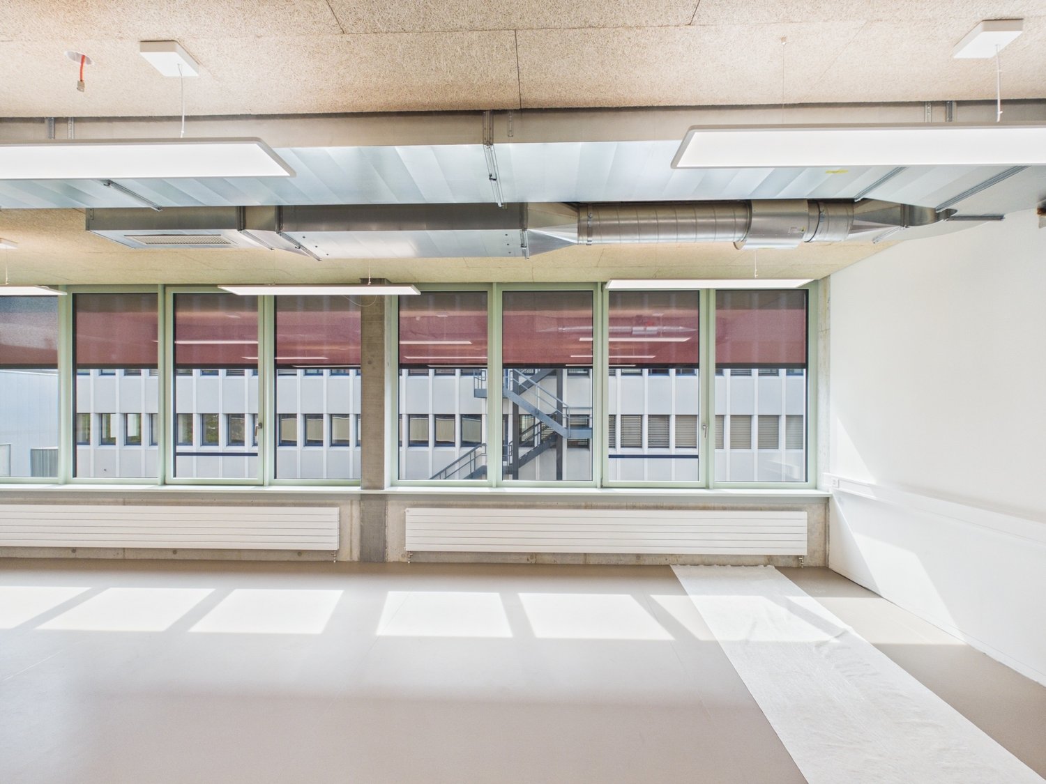 1537m² office