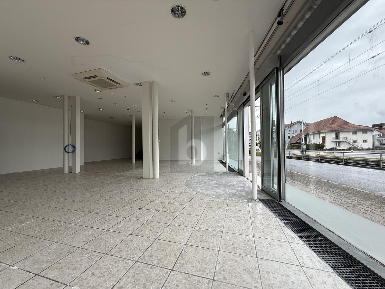 293m² shop, Foto 1 von 4