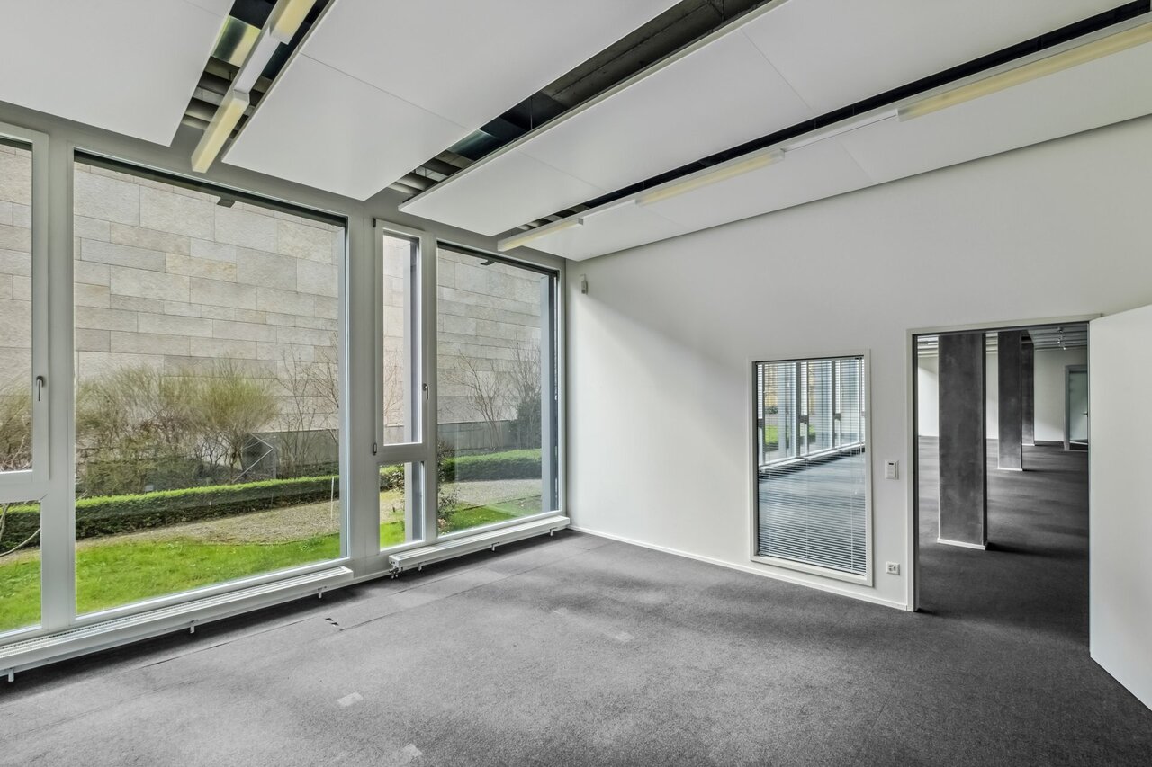 426m² office