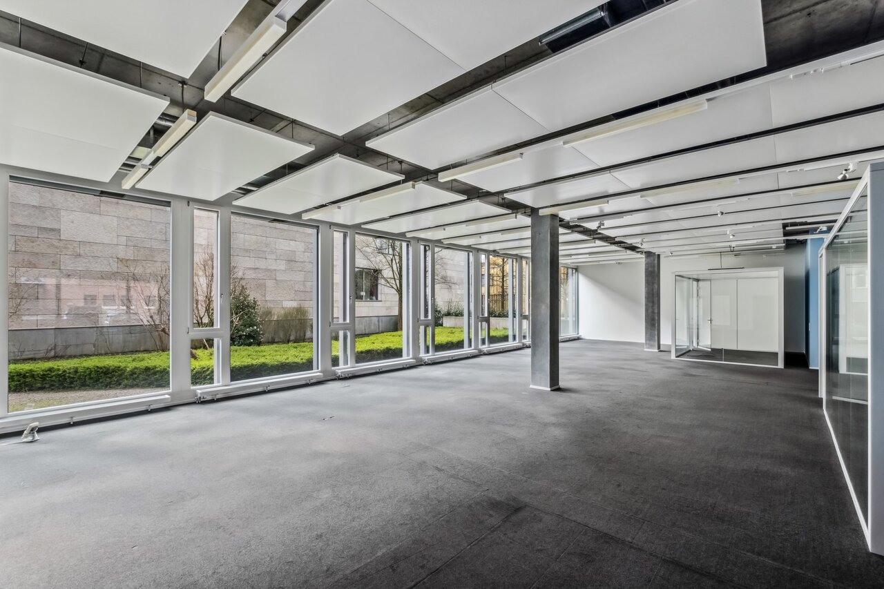 426m² office