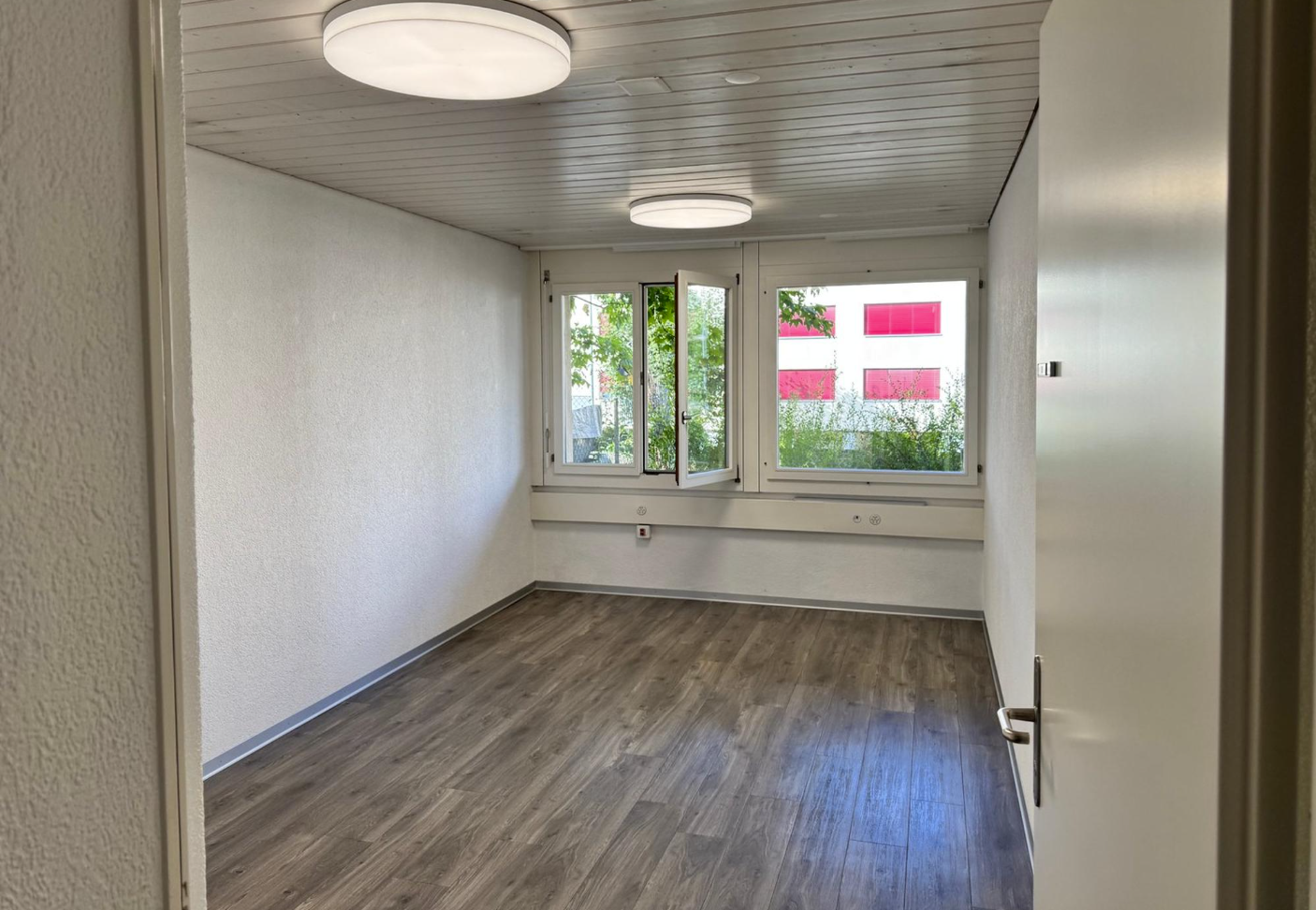 180m² office