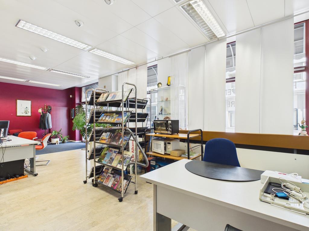 77m² shop