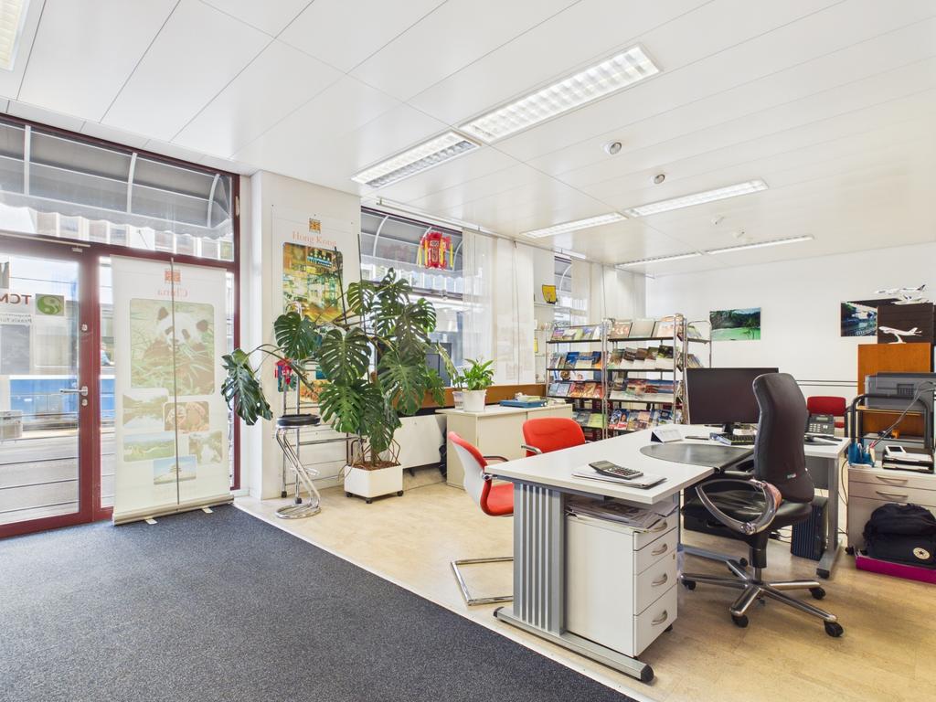 77m² shop