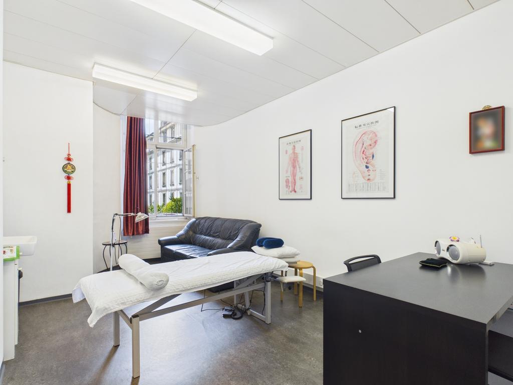 77m² shop