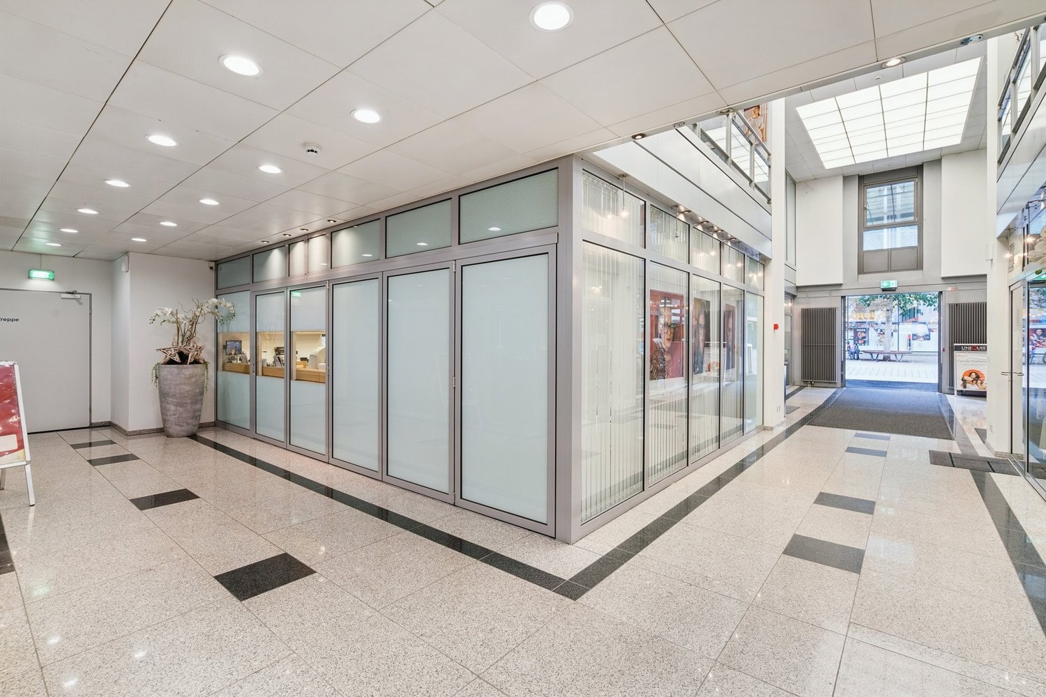 72m² shop