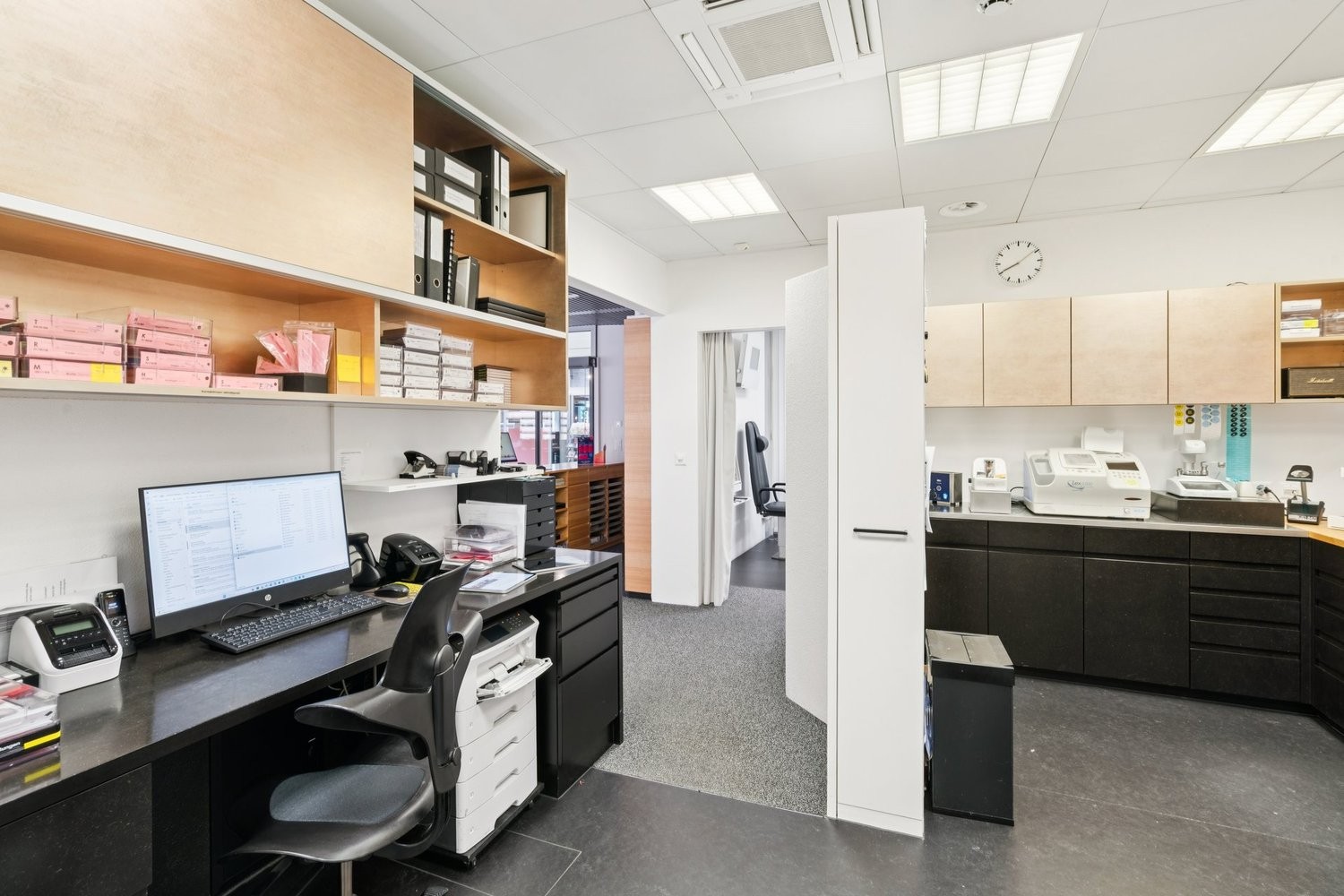 72m² shop