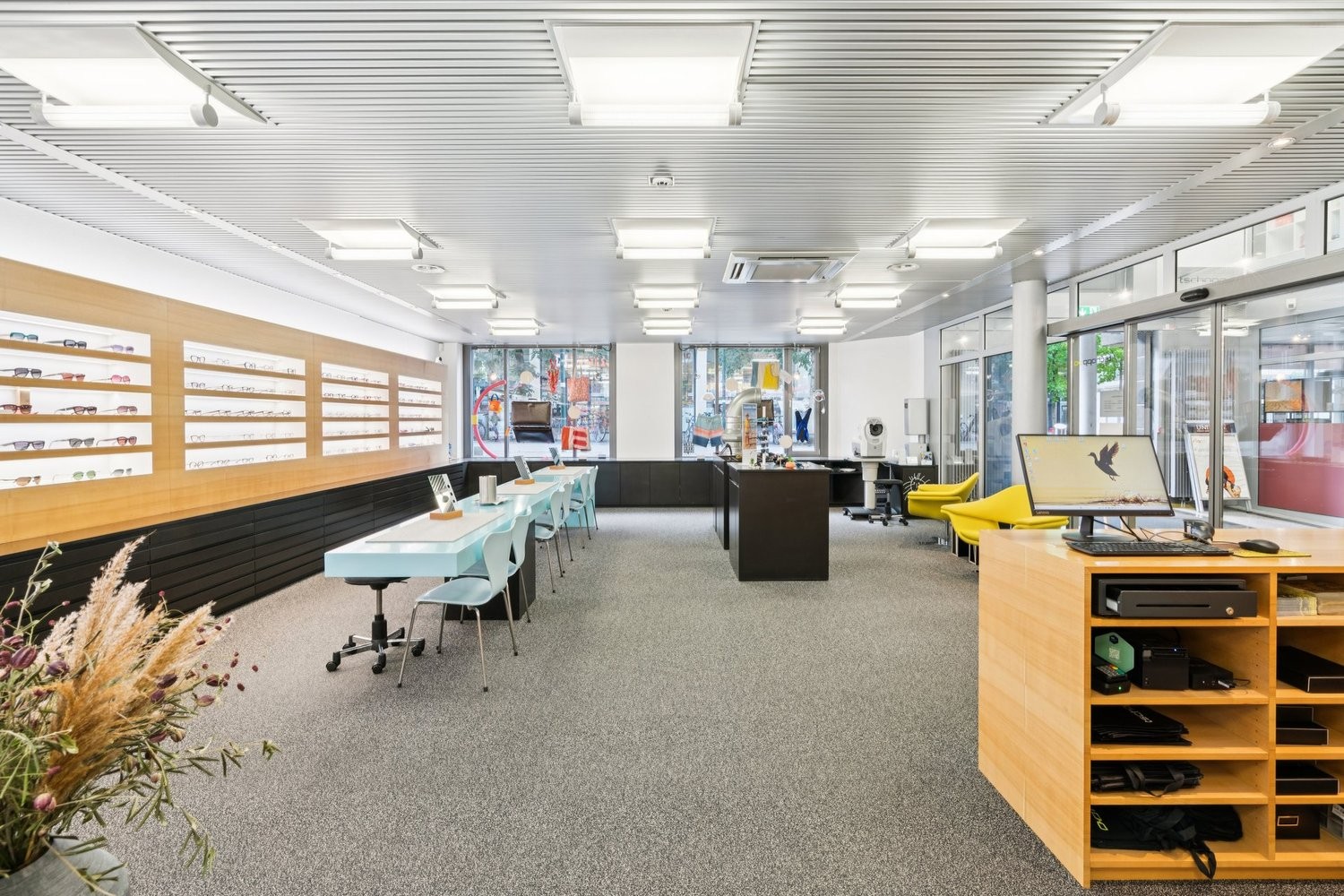 72m² shop