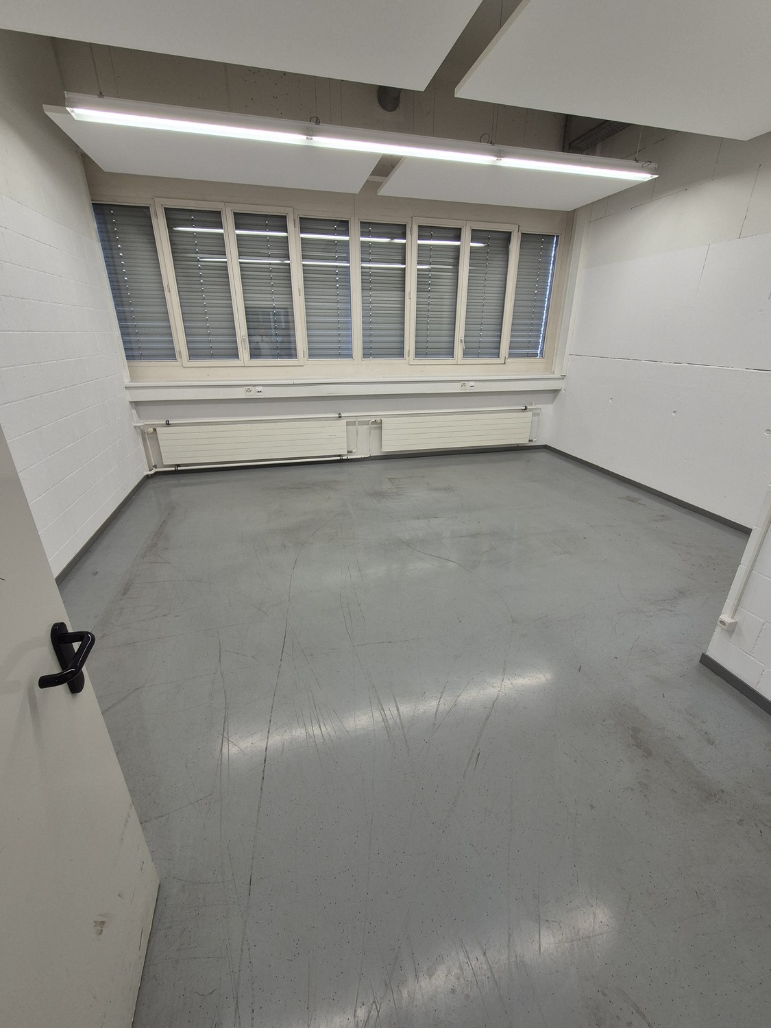 730m² storage room