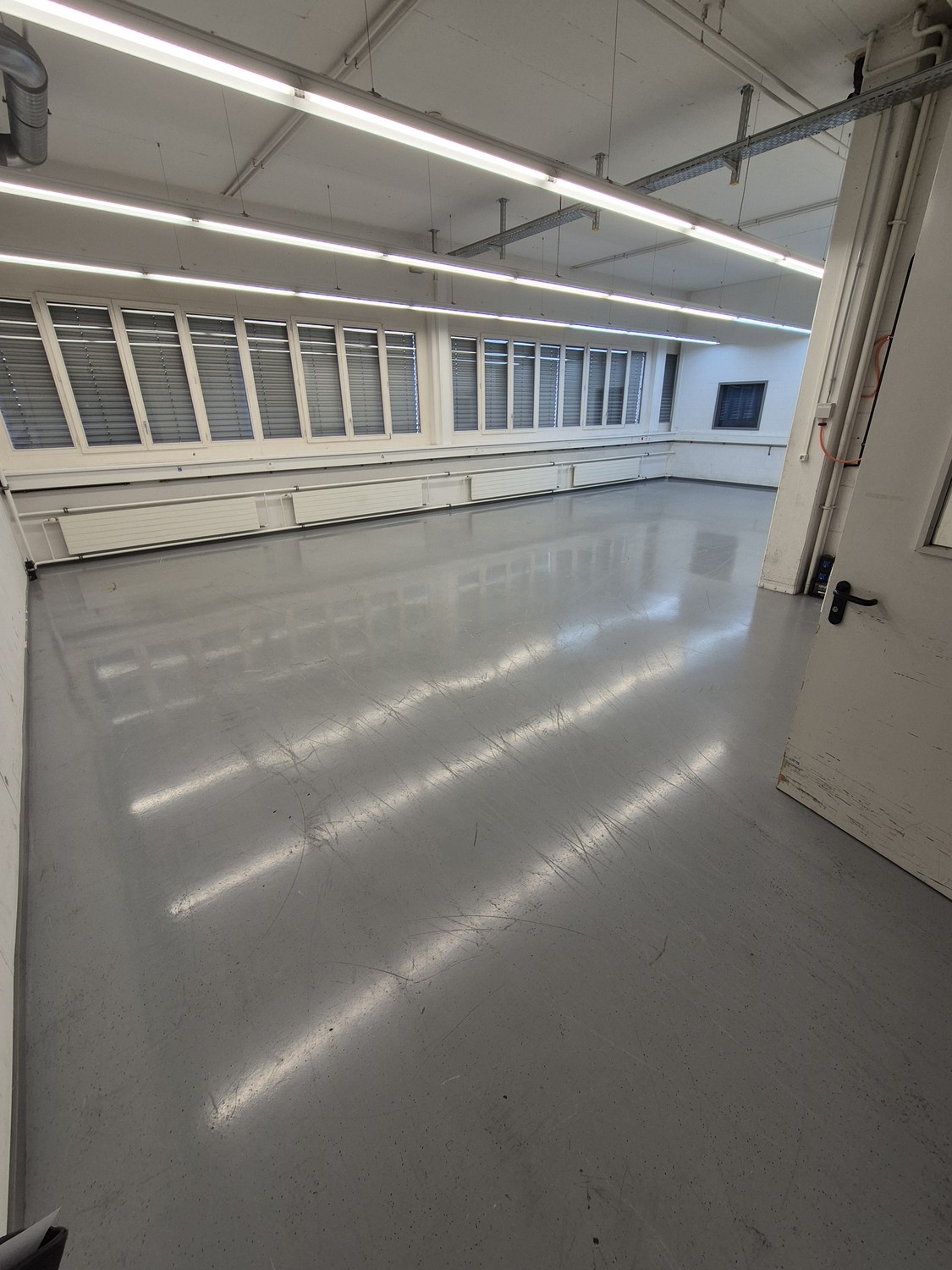 730m² storage room