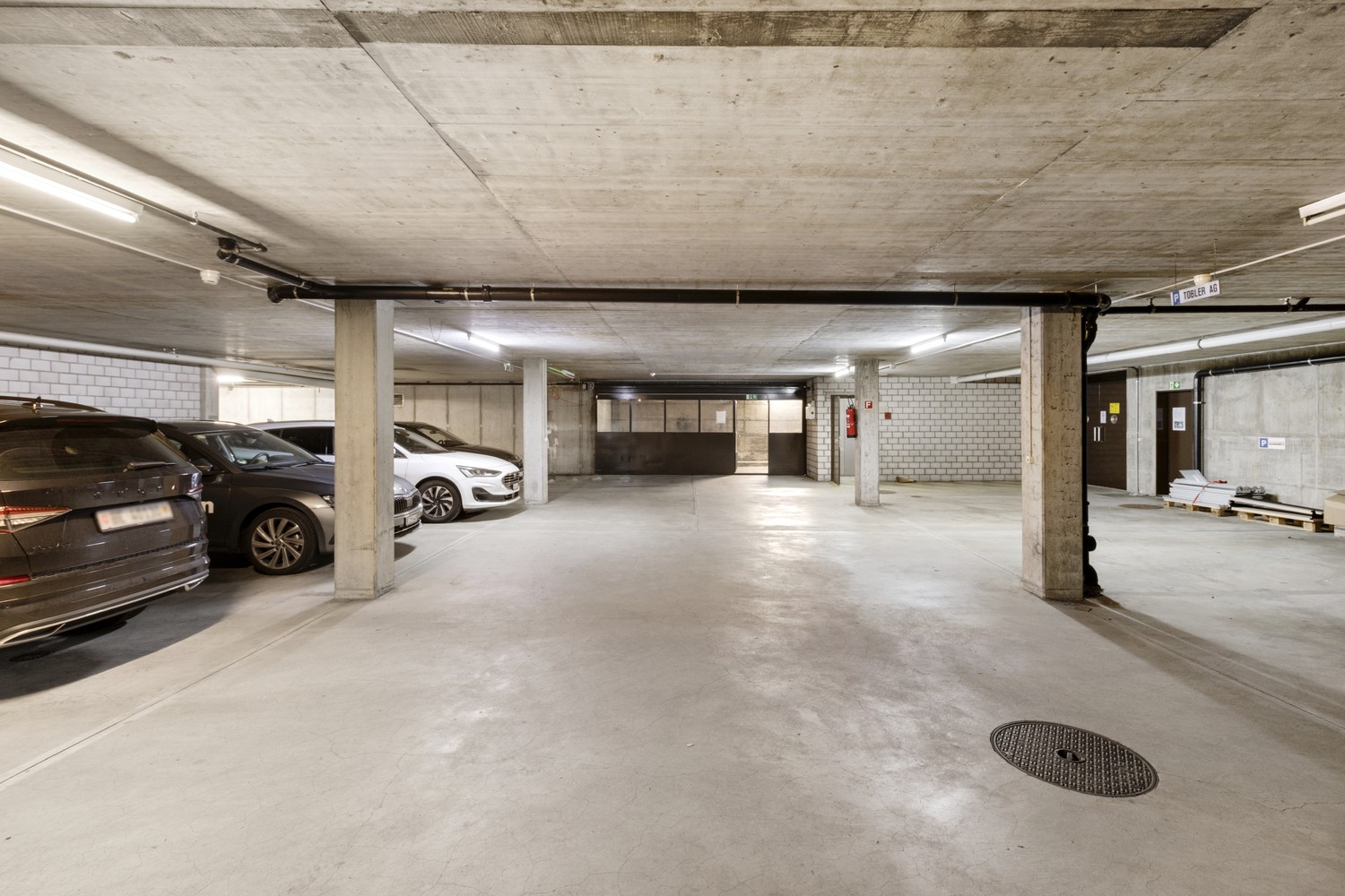 730m² storage room