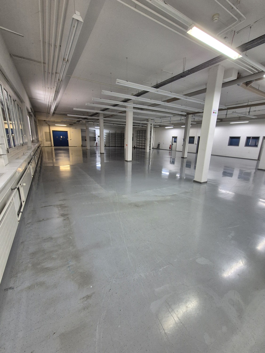 730m² storage room